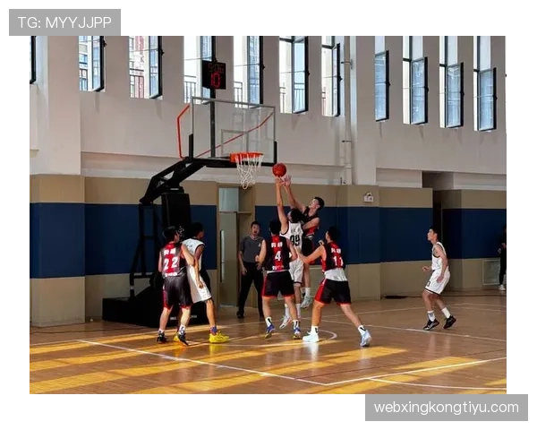 篮球比赛中“球卡篮筐规则”究竟是如何判罚和执行的？